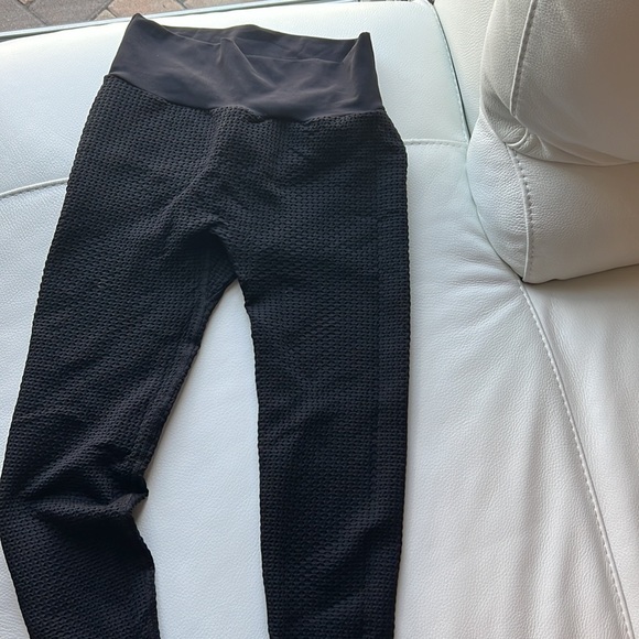 BUNDLE! Ryderwear scrunch booty leggings, and cheetah v butt shaping legging - Picture 5 of 12